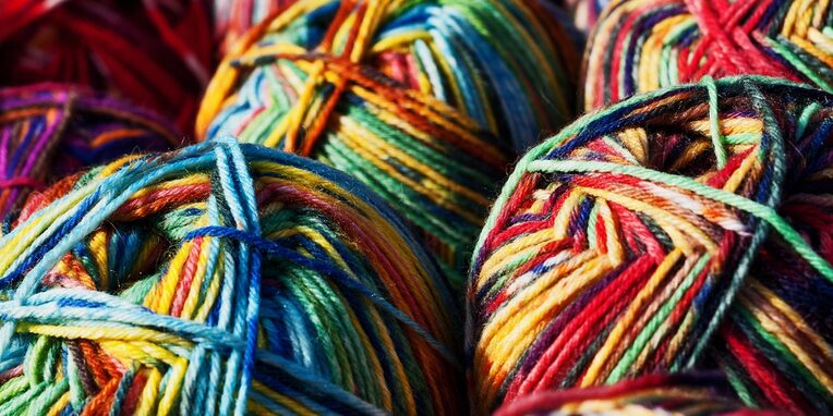 bunte, farbige Wollballen