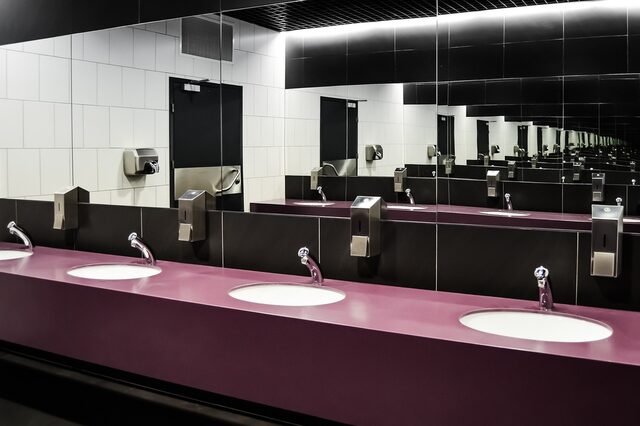 mehrere Waschbecken in einem Toilettenraum