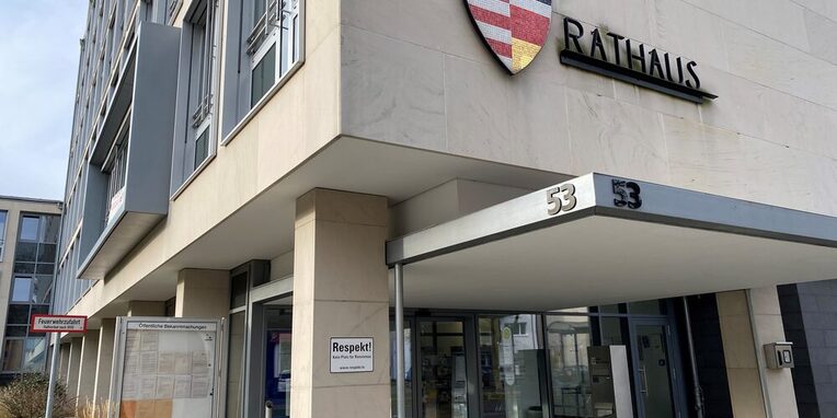 Haupteingang Rathaus Neu-Isenburg in der Hugenottenallee 53