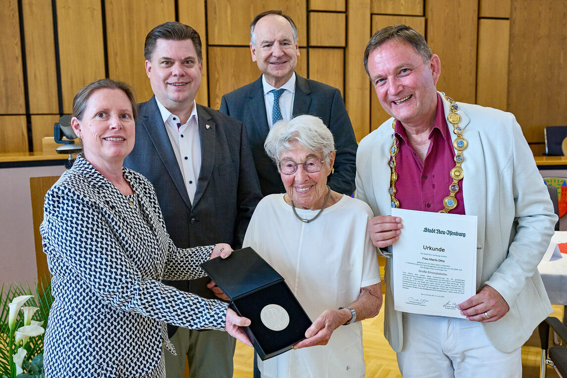 vlnr.: Stadtverordnetenvorsteherin Christine Wagner, Erster Stadtrat Stefan Schmitt, Landrat Oliver Quilling, Marlis Otto, Bürgermeister Dirk Gene Hagelstein