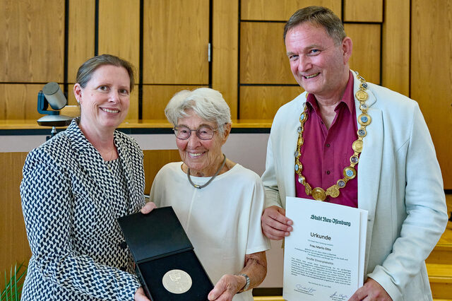 Neu-Isenburg: Große Ehrenplakette für Marlis Otto.