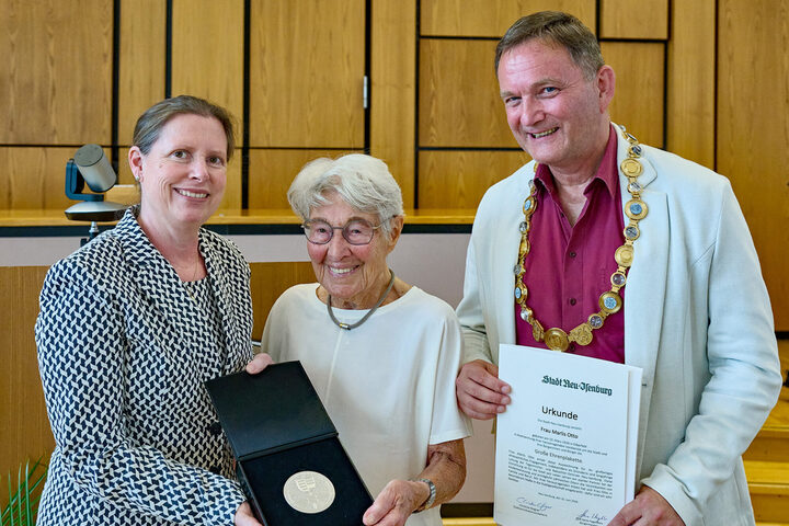 Neu-Isenburg: Große Ehrenplakette für Marlis Otto.
