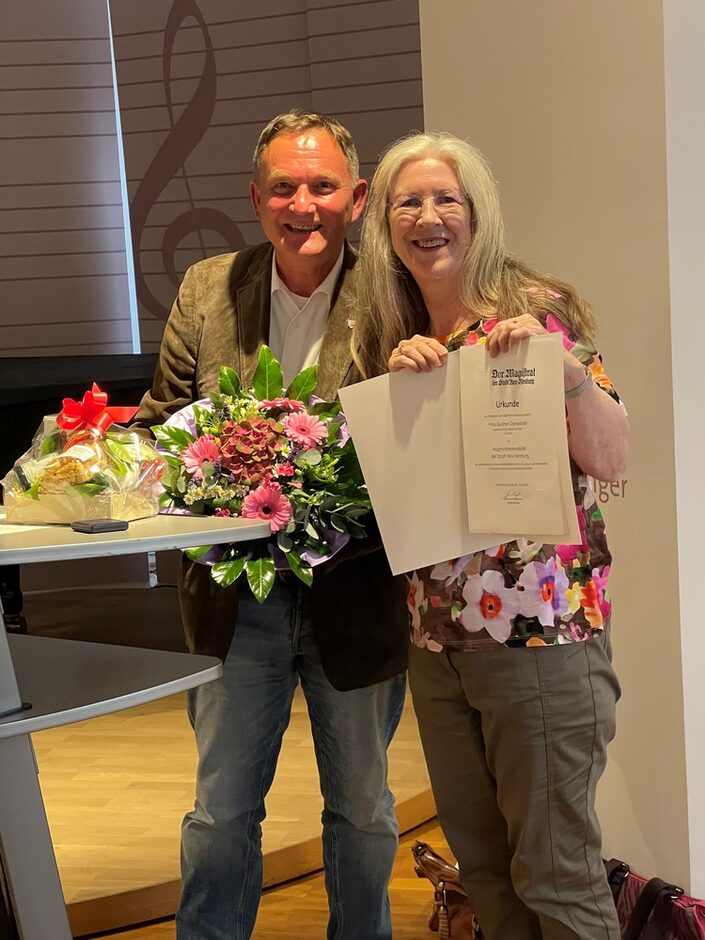 Bürgermeister Dirk Gene Hagelstein und Gudrun Czerwinski bei der Auszeichnung im Stadtmuseum Haus zum Löwen