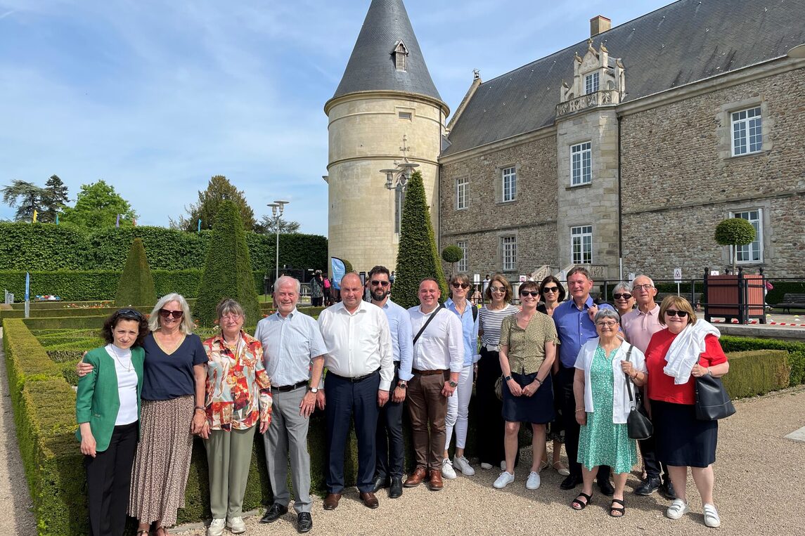 Gruppenfoto vor dem Schloss in Bouthéon mit den Teilnehmenden aus Andrézieux-Bouthéon, Ungheni (Moldawien), Soham (England) und Neu-Isenburg (2022)