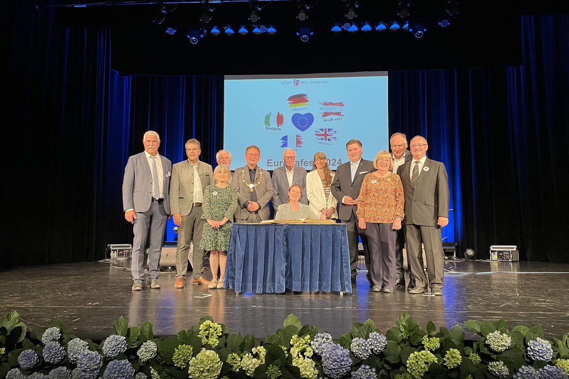 Delegationen aus den Partnerstädten von Neu-Isenburg beim Europafest 2024