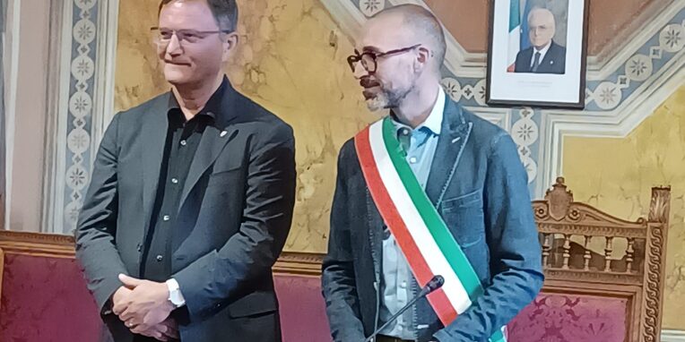 vlnr Bürgermeister Dirk Gene Hagelstein, Bürgermeister Gianluca Sonnini. Besuch in Chiusi 2023