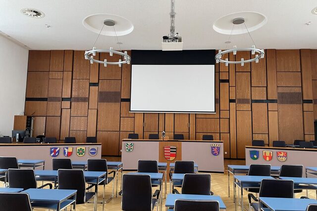 Innenansicht des Plenarsaal im Rathaus Neu-Isenburg