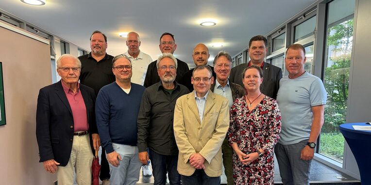 Oben v.l.n.r.: Christian Beck, Jürgen Holzmann (ehem. Vorsitzender), Bürgermeister Dirk Gene Hagelstein, Stefano Greco (Akt. 1. Vorsitzender), Edgar Fischer (Ortsvorsteher Gravenbruch), Erster Stadtrat Stefan Schmitt, Peter Hoffmann (ehem. Aufstiegstrainer und Spieler) Unten: Herbert Hunkel, Thomas Stein (ehem. Vorsitzender), Günther Marx (Ehrenvorsitzender), Stadtarchivar Andreas Greim, Stadtverordnetenvorsteherin Christine Wagner.