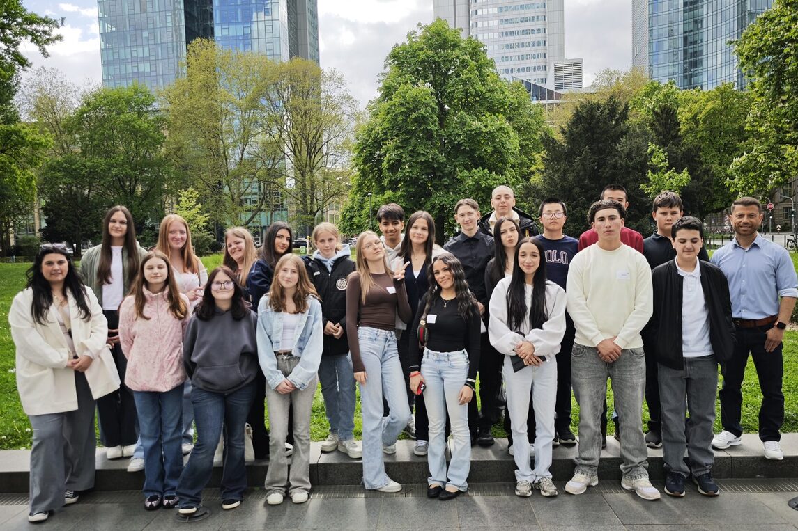 24 Schülerinnen und Schüler der Brüder-Grimm-Schule während des Projekts „Skills & Go“ in den hessischen Osterferien