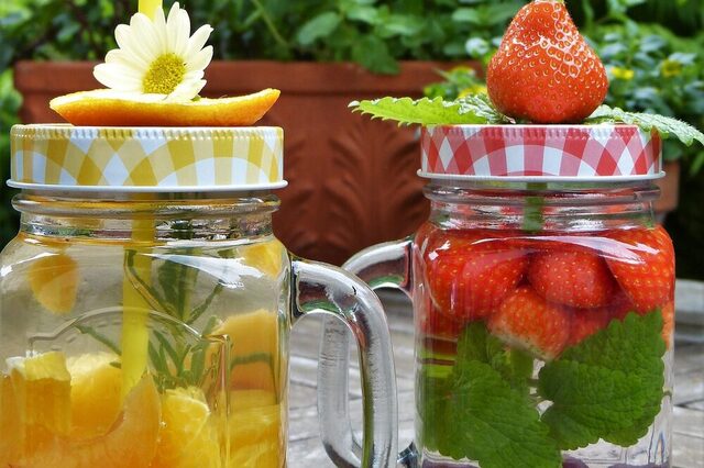 Gläser, Wasser, Frucht.