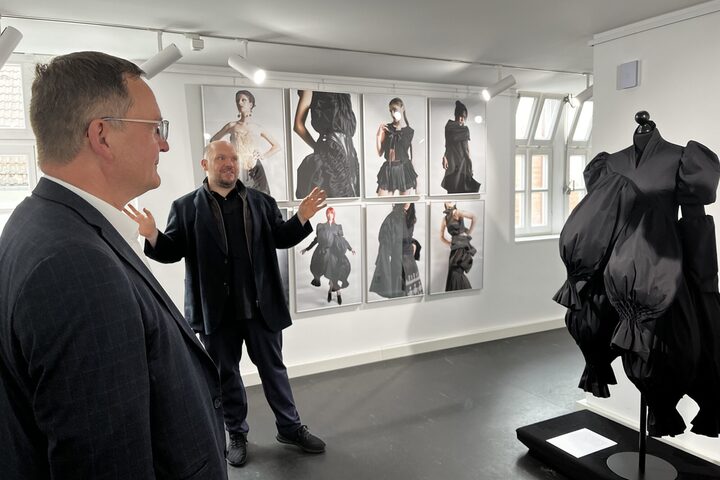 Bürgermeister Dirk Gene Hagelstein (links) und Christian Kunz Museumsleiter (rechts) in der Ausstellung global.tribal