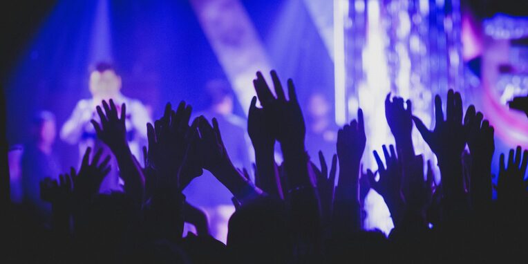 Viele Hände werden beim Musikhören in die Höhe gestreckt
