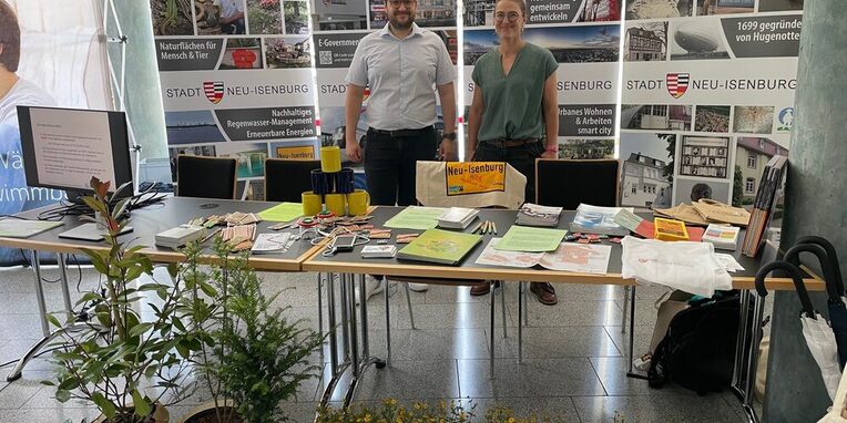 Klimaschutzmanager Sebastian Golinski und Biologin Dr. Ellen Pflug am Stand der Stadt Neu-Isenburg