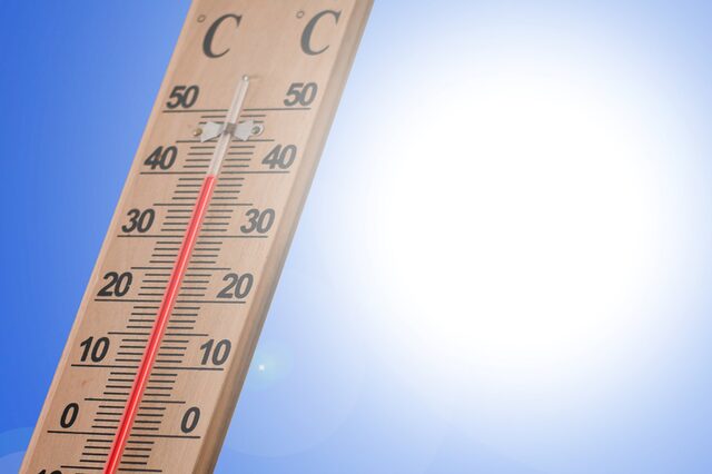 Auf einem Holzthermometer steigt die Flüssigkeitssäule auf fast 40 Grad