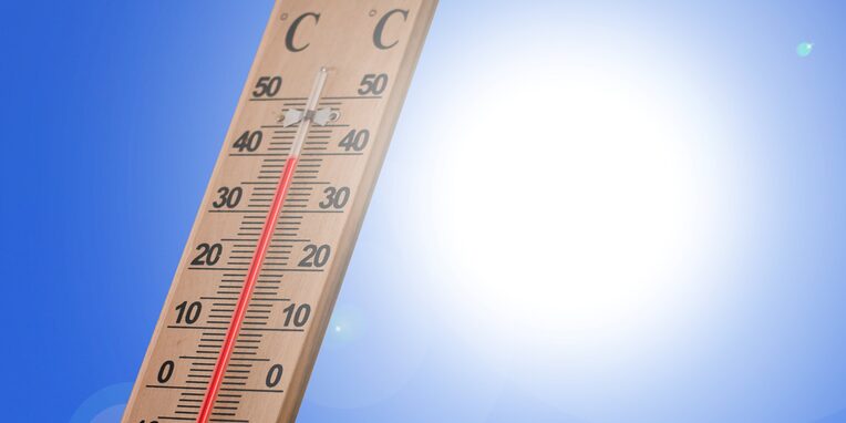 Auf einem Holzthermometer steigt die Flüssigkeitssäule auf fast 40 Grad