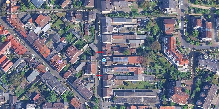 Luftbild der Wiesenstraße im Alten Ort mit Kennzeichnung der Sperrung (rote Linien)