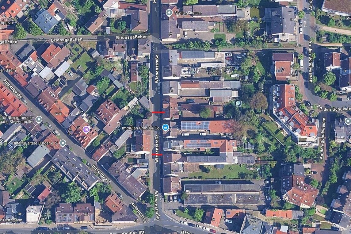 Luftbild der Wiesenstraße im Alten Ort mit Kennzeichnung der Sperrung (rote Linien)