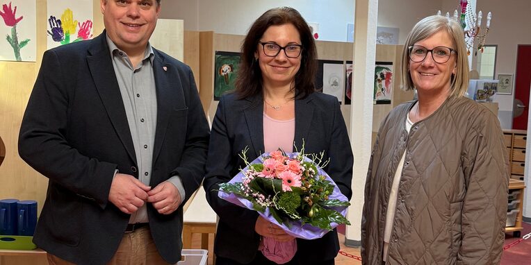 Vlnr. Erster Stadtrat Stefan Schmitt, Kita-Leiterin Tsvetina Kostadinova und Diana Flucke-Leber (Fachbereichsleiterin Kinder)