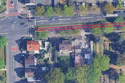 Luftbild des Bauabschnitt 2 in der Friedhofstraße in Höhe Hausnummer 55 (rote Kennzeichnung)