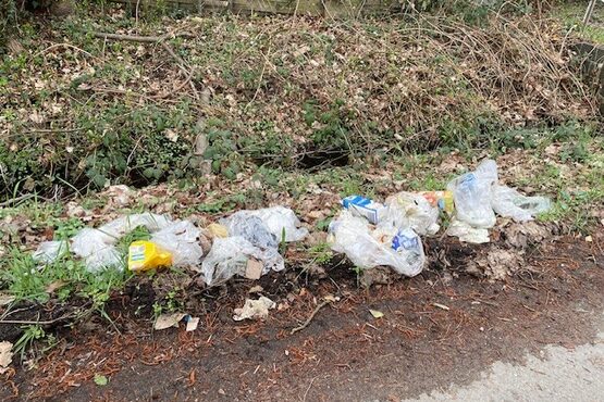 Müllhaufen liegen am Wegesrand