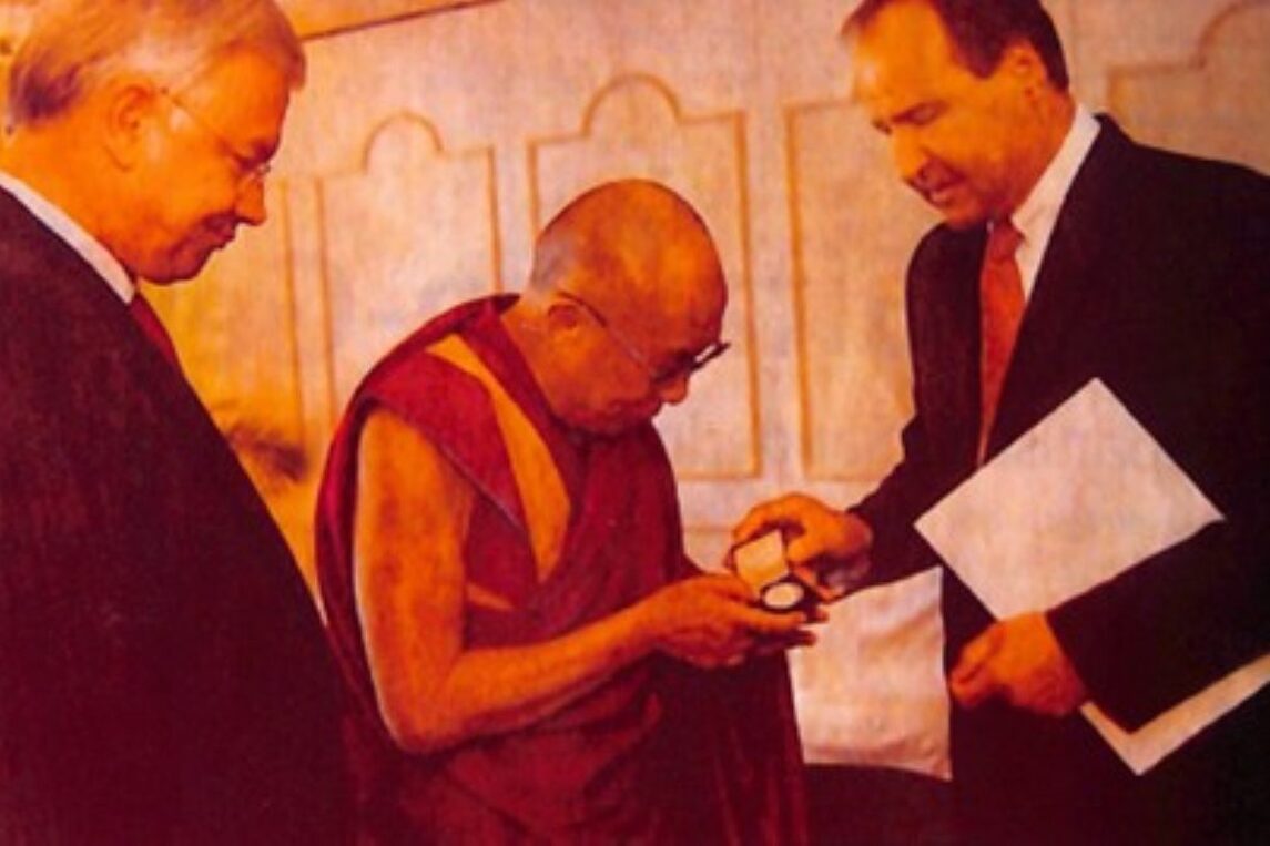 Der Dalai Lama war am 29. Juli 2009 in Neu-Isenburg. Im Foto links der damalige Ministerpräsident Roland Koch und rechts Bürgermeister Oliver Quilling.