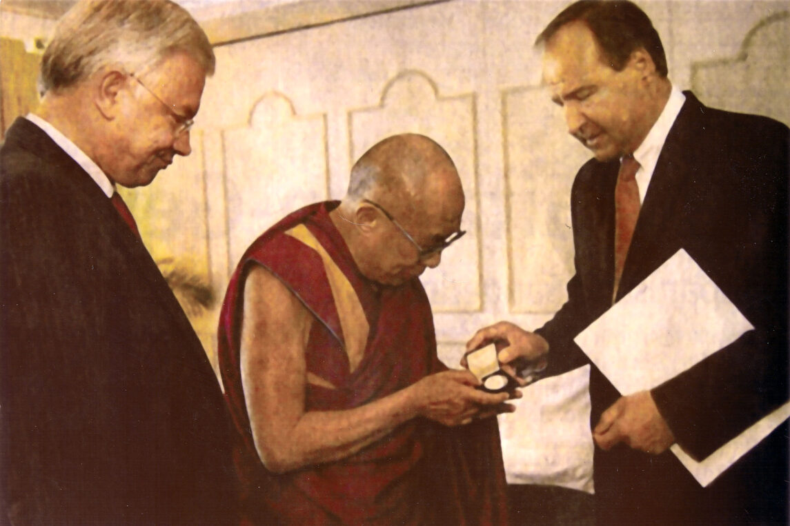 Der Dalai Lama war am 29. Juli 2009 in Neu-Isenburg. Im Foto links der damalige Ministerpräsident Roland Koch und rechts Bürgermeister Oliver Quilling.