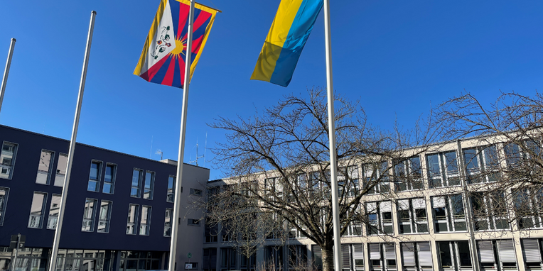 Flagge für Tibet und gegen den Krieg in der Ukraine vor dem Rathaus Neu-Isenburg