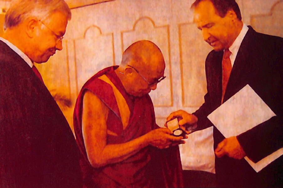 Der Dalai Lama war am 29. Juli 2009 in Neu-Isenburg. Im Foto links  der damalige Ministerpräsident Roland Koch und rechts Bürgermeister Oliver Quilling