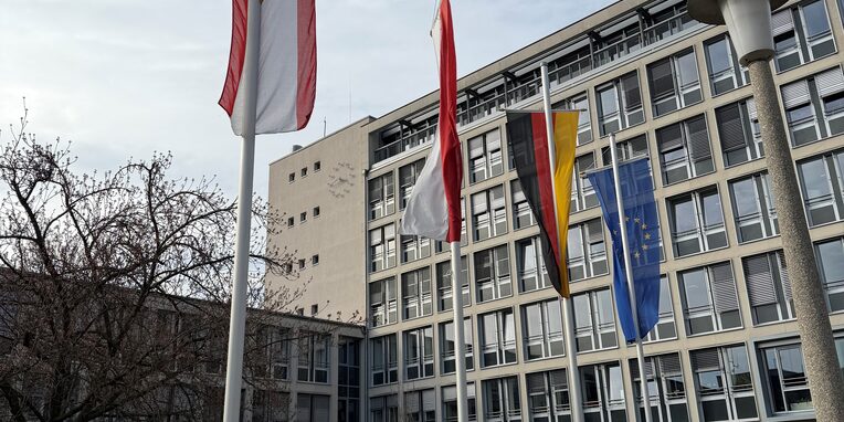 Rathaus Beflaggung mit links beginnend die Stadt-, die Landes-, die Bundes- und die Europaflagge