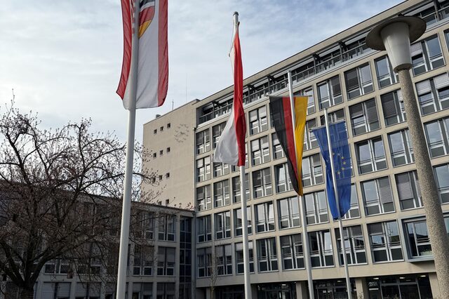 Rathaus Beflaggung  mit links beginnend die Stadt-, die Landes-, die Bundes- und die Europaflagge