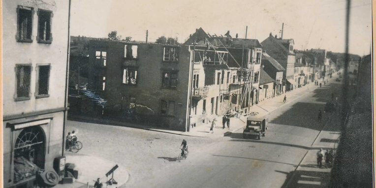 Ein s/w Bild mit Blick auf die Frankfurter Straße Richtung Süden linksseitig Cafe Mark Fotoatelier Woog Drogerie Wilhelm Echternach
