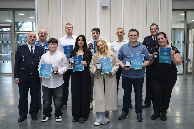 Gruppenbild der Geehrten anlässlich der Belobigungsveranstaltung des Polizeipräsidiums Südosthessen