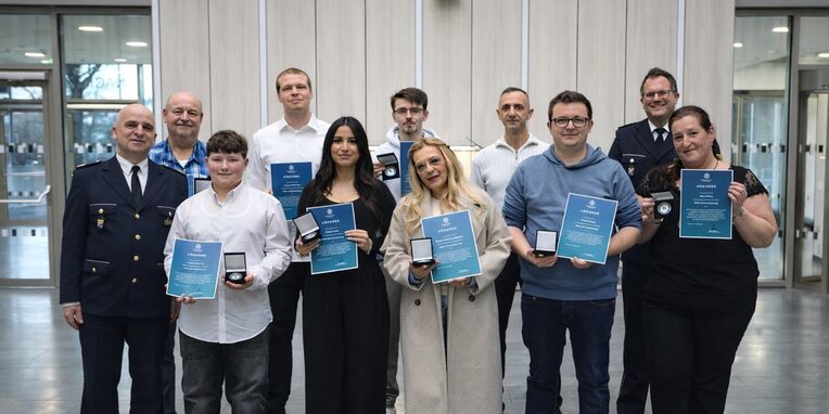 Gruppenbild der Geehrten anlässlich der Belobigungsveranstaltung des Polizeipräsidiums Südosthessen