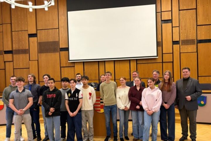 Das neu gewählte und konstituierte Kernteam des Jugendforums Neu-Isenburg