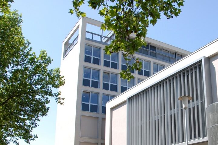 Nordansicht Rathaus Neu-Isenburg mit Plenarsaal rechts