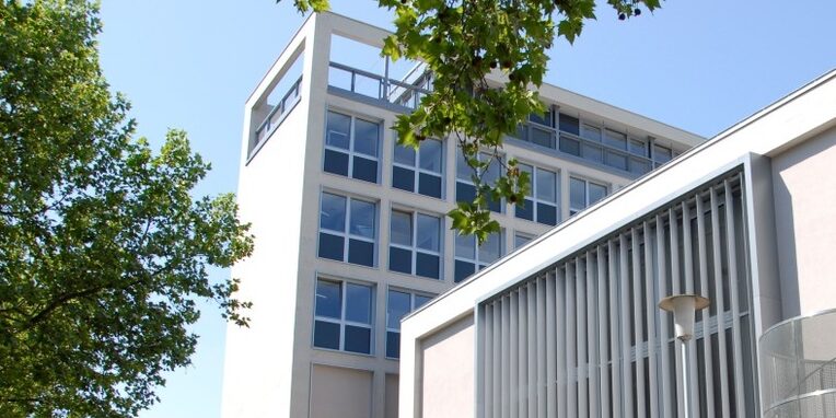 Nordansicht Rathaus Neu-Isenburg mit Plenarsaal rechts