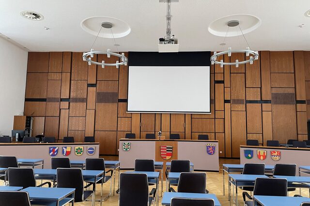 Ansicht des Innenraums des Plenarsaals im Rathaus Neu-Isenburg