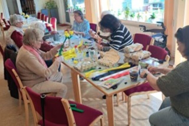 gemeinsames Osterbasteln mit den Bewohnerinnen der Seniorenwohnanlage Pappelweg