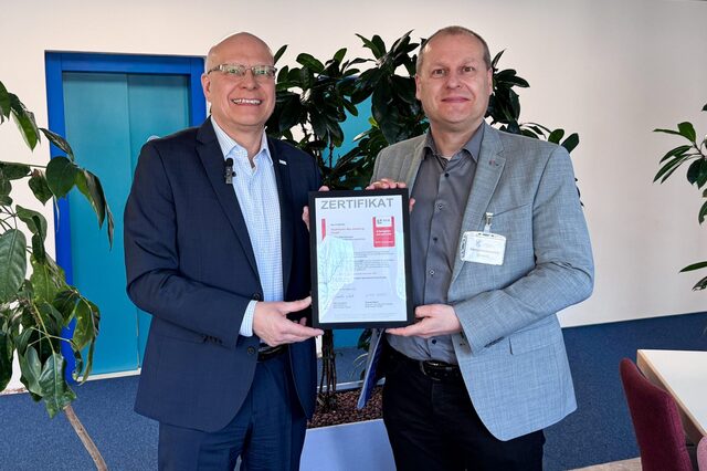 Sascha Gutzeit (rechts), Geschäftsführer der RKW Hessen GmbH, überreicht Stadtwerke-Geschäftsführer Kirk Reineke das Gütesiegel für „Arbeitgeberattraktivität“.
