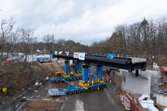 Brückeneinschub auf der Isenburger Schneise