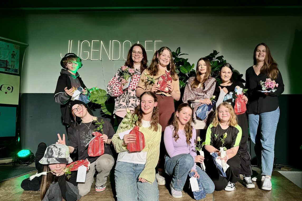 Die Jugendtheatergruppe der Stadt Neu-Isenburg freut sich stolz über den Applaus des Publikums nach der gelungenen Aufführung.