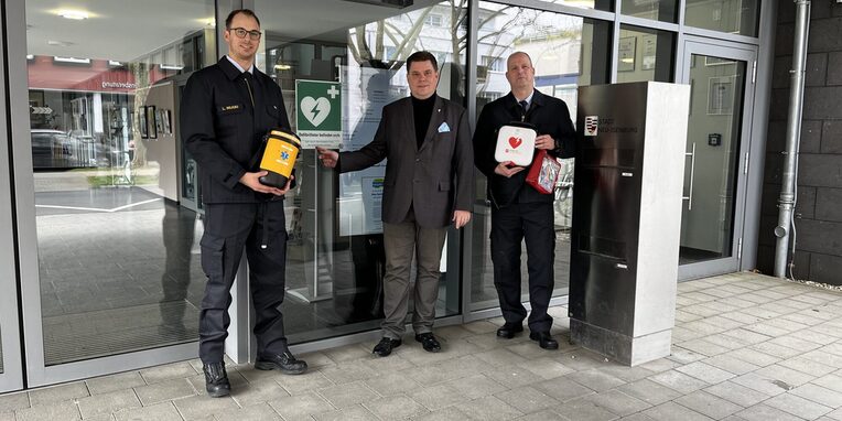vlnr: Lukas Milkau (Feuerwehr), Erster Stadtrat Stefan Schmitt, Frank Burger (Feuerwehr)