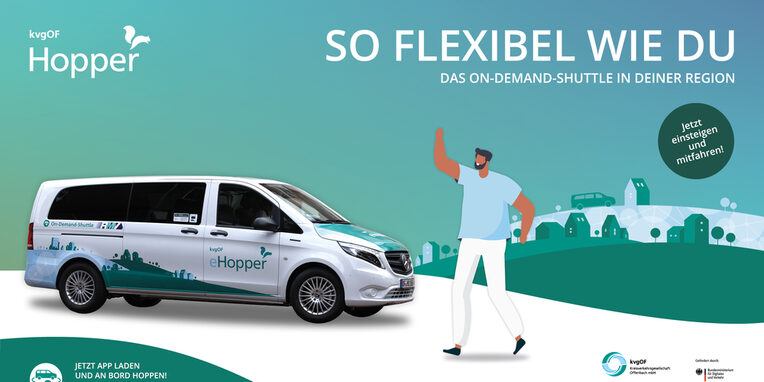 Symbolbild des Hopper On-Demand-Service in grün-weiß mit dem Hopperbus auf der linken Seite und einer männlichen Person auf der rechten Seite, die den Hopper nutzen möchte