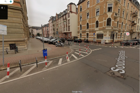 Umgebaute Kreuzung in Frankfurt ("Gutzkowstraße"/"Souchaystraße") zur verbesserten Einsicht des Kreuzungsbereiches