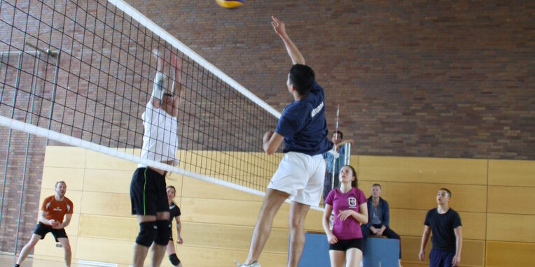 Volleyballspieler in Aktion