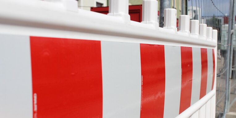 Abgrenzung einer Baustelle durch rot/weiße Barke