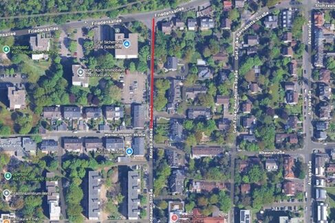 Im Zeitraum von Montag, 09. März bis voraussichtlich Sonntag, 05. April 2026 wird im Bereich zwischen der Werner-Hilpert-Straße und der Friedensallee (s. rote Linie im Luftbild) eine Einbahnstraße eingerichtet