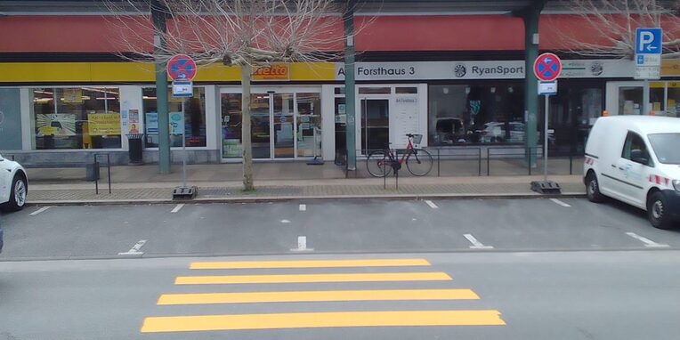 Gelber Zebrastreifen vor Ladengeschäft