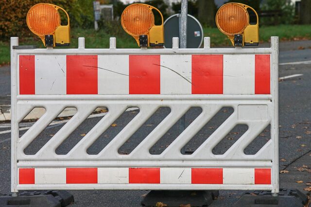 Straßenabsperrung mit orangefarbenen Warnlichter