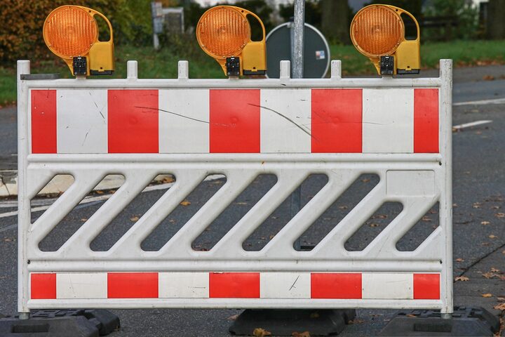 Straßenabsperrung mit orangefarbenen Warnlichter